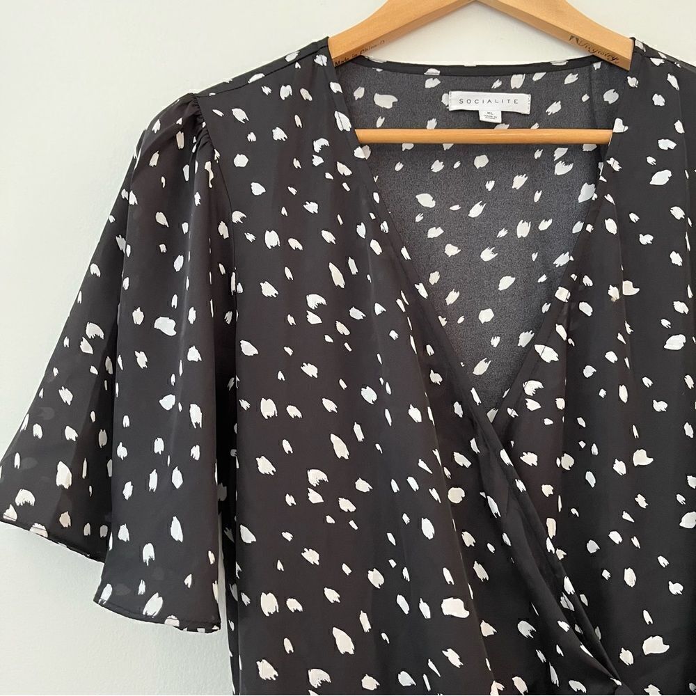 Socialite FLUTTER SLEEVE V neck WRAP DRESS IN BLACK/ WHITE PRINT Size XL NWT - Picture 4 of 9